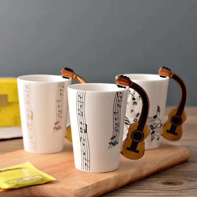 Taza de cerámica de 240 ml con asa en forma de instrumento musical, para café, té o leche, en diseños de guitarra, violín, piano o nota musical